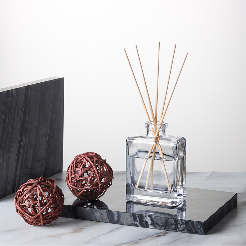 زجاجة عطرية زجاجية مربعة بسيطة - مراجعة Home Fragrance Japan وسعره